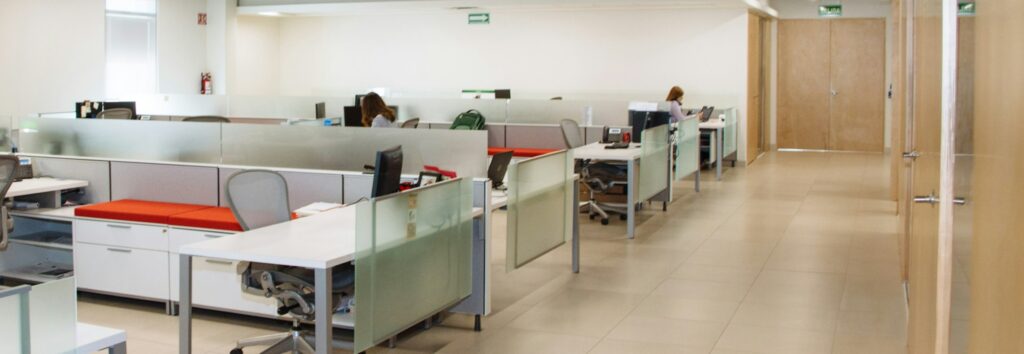 Großraumbüro mit Arbeitsplätzen – Schein-Emiratisierung in den VAE