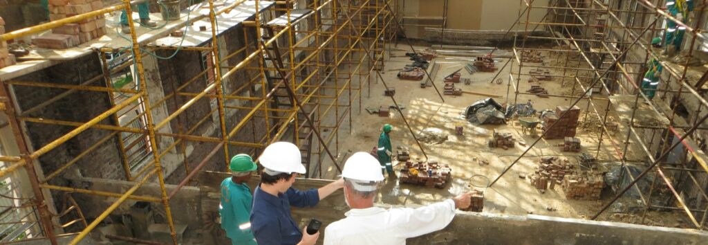 Projektleiter mit Schutzhelmen auf einer Baustelle – Saudisierung im Projektmanagement