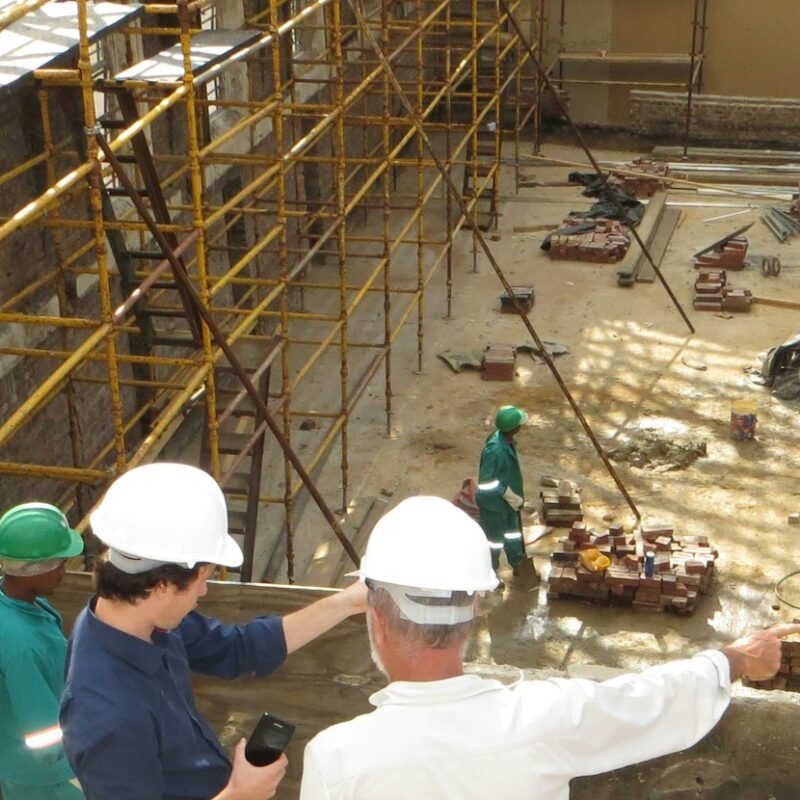 Projektleiter mit Schutzhelmen auf einer Baustelle – Saudisierung im Projektmanagement