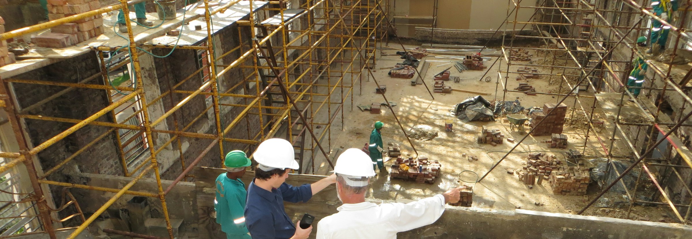 Projektleiter mit Schutzhelmen auf einer Baustelle – Saudisierung im Projektmanagement